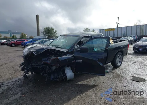 2018 Ram 1500 Express 4X4 6'4 Box z USA, uszkodzony, nr VIN 1C6RR7FT8JS187394